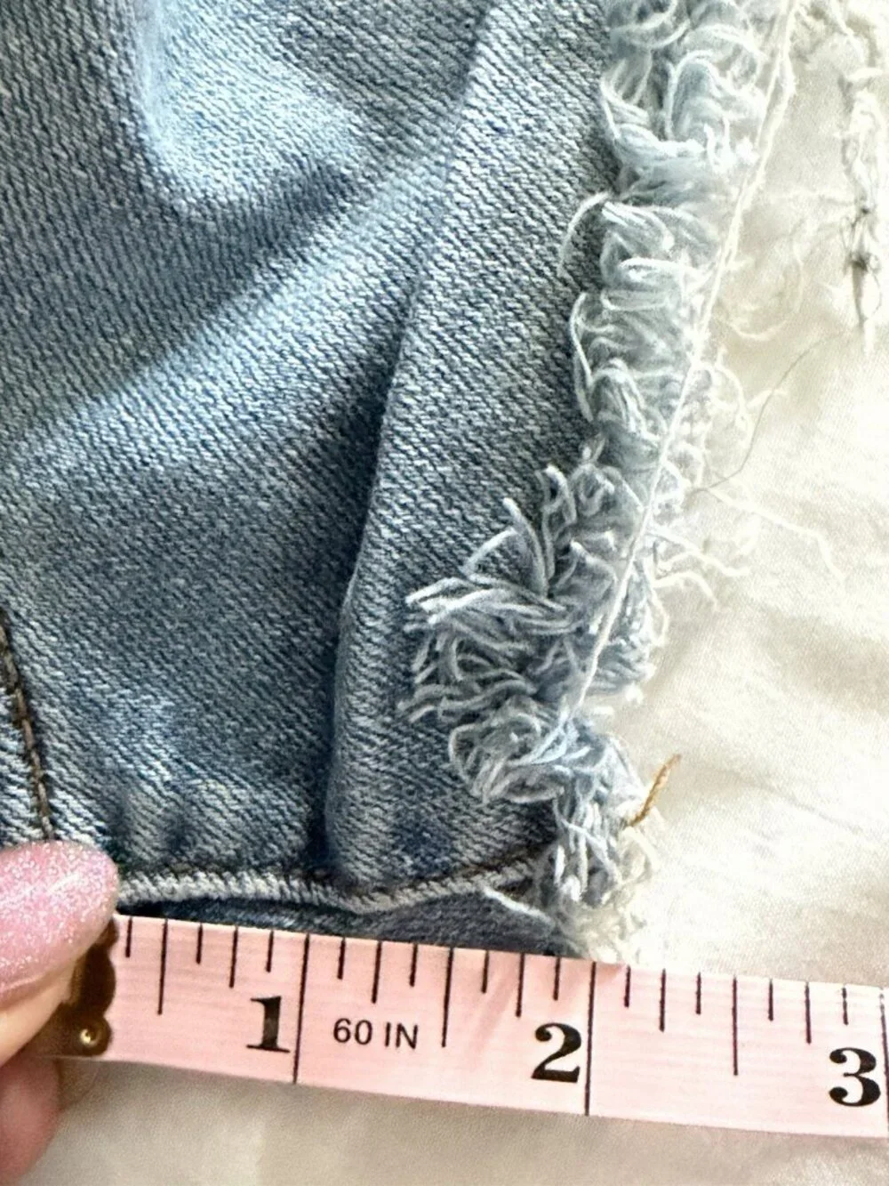 Levi’s Women’s Light Blue Denim Distressed Cut Off Raw Hem Shorts Size 25